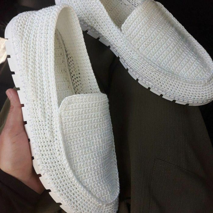 Oyoq kiyimlar to'qilgan