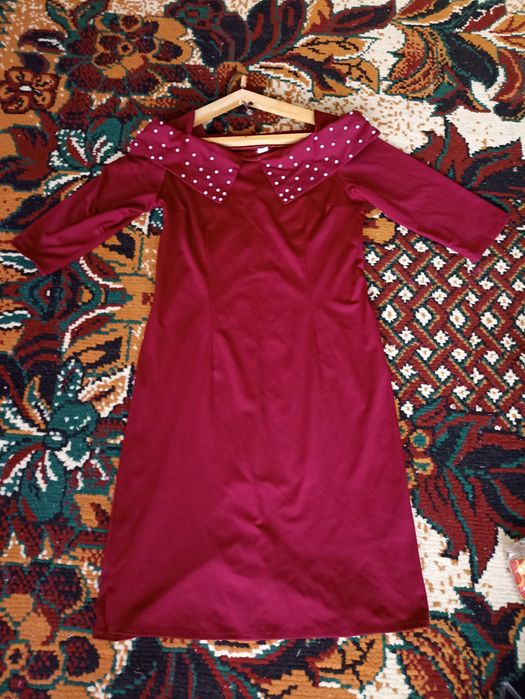 Ayollar kiyimi arzon narxda sotiladi.