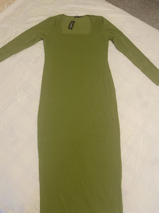 Елегантна, еластична,стягаща нова рокля Boohoo с подарък нови обеци.