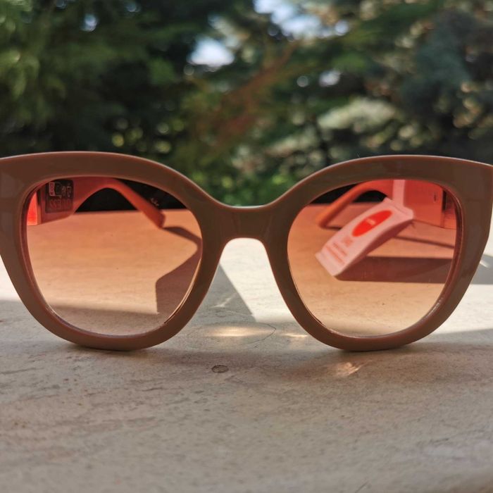 Нови Guess слънчеви очила в телесен цвят с акценти от розово злато