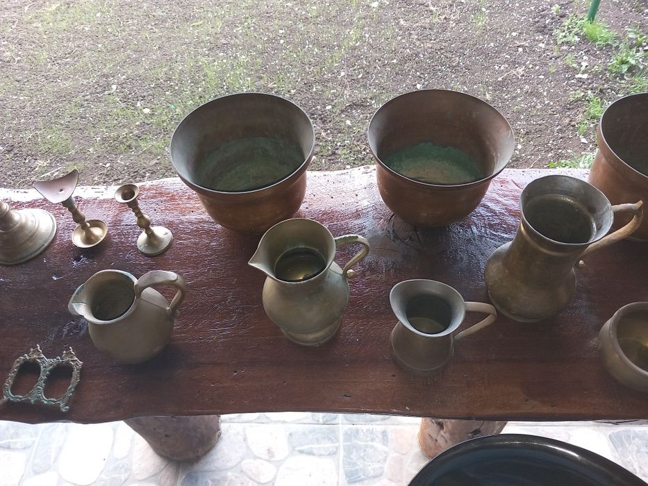 Бронзови и медни кани саксий чаши свещници делва купа