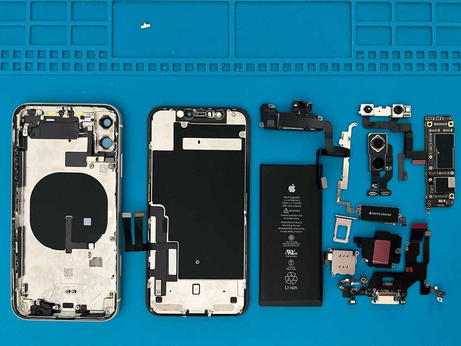 iPhone 11 на части