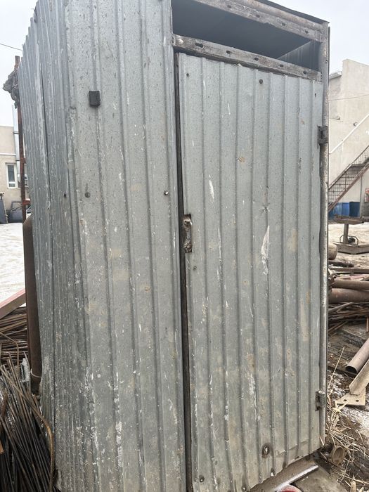 металлический душ или туалет