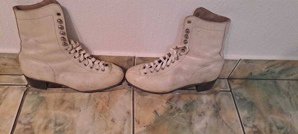 Vând patine de gheață