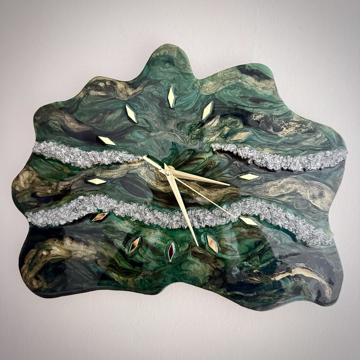 Часовник от епоксидна смола и кристали