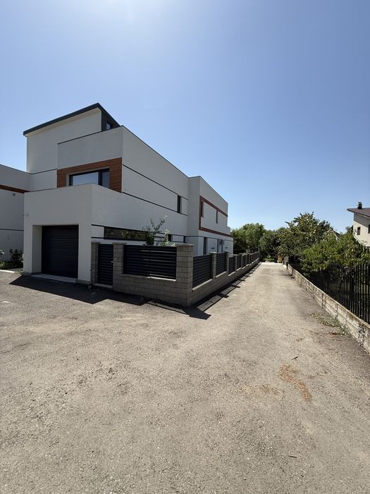 Casa cu piscina incalzita si ponton