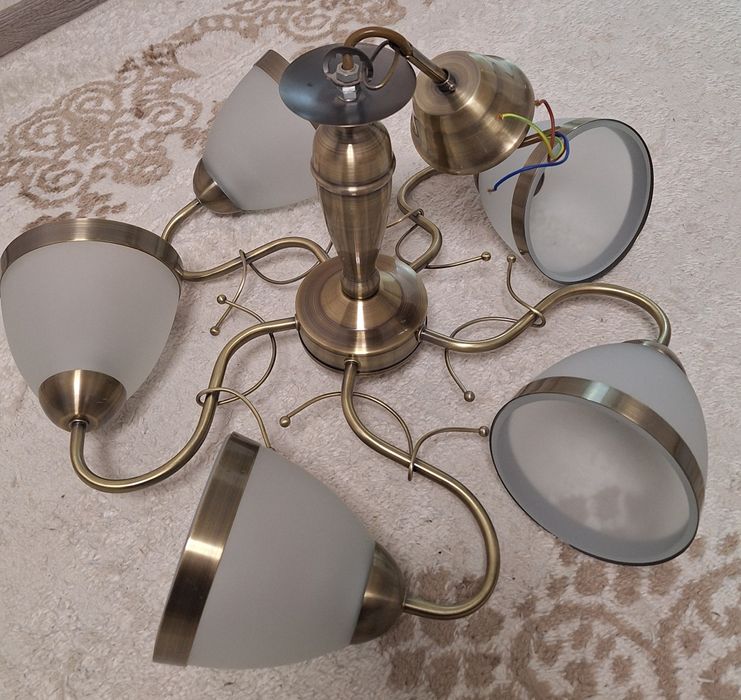 Продаётся Люстра рабочая б/у