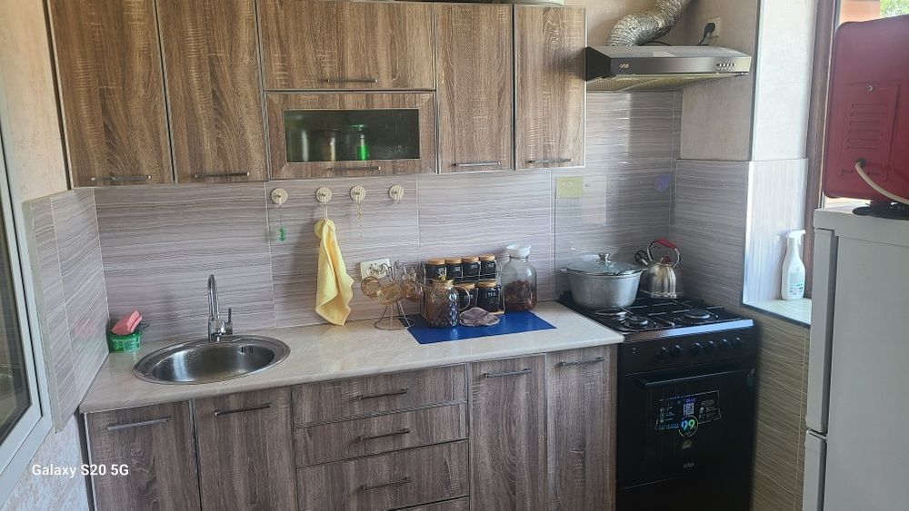 СРОЧНО !! ПРОДАЁТСЯ Квартира в Яшнабаде 75 кв/м 4x комнатная дубовой