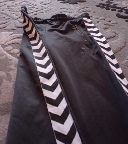 Чисто ново оригинално долнище Hummel - размер С