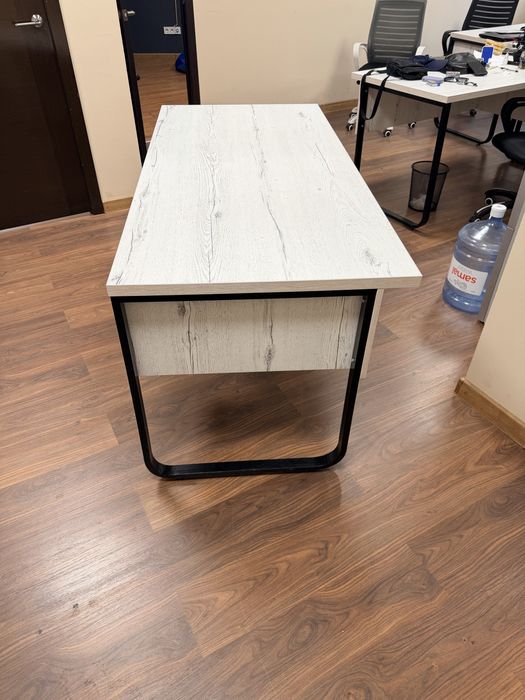 Офисный стол и кресло