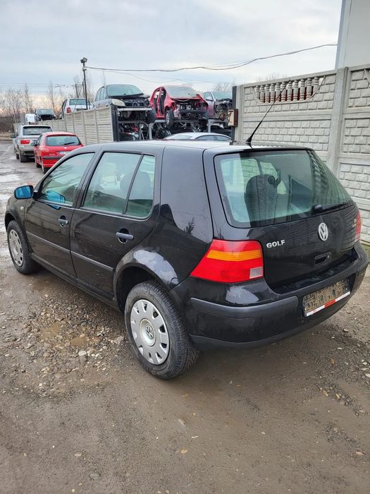 Dezmembrez Volkswagen Golf 4 1.9 ALH Capota fata/Aripa fata/faruri/trager/radiatoare