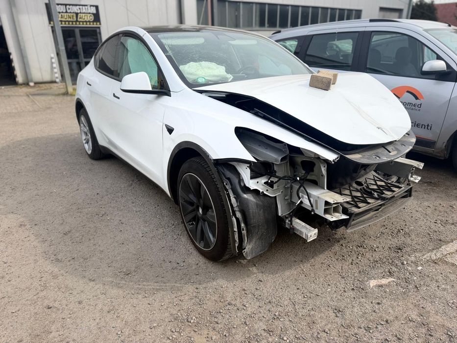 Tesla Model Y Long Range AWD – Decembrie 2022 – 17.400 km – Autopilot îmbunătățit – avariată