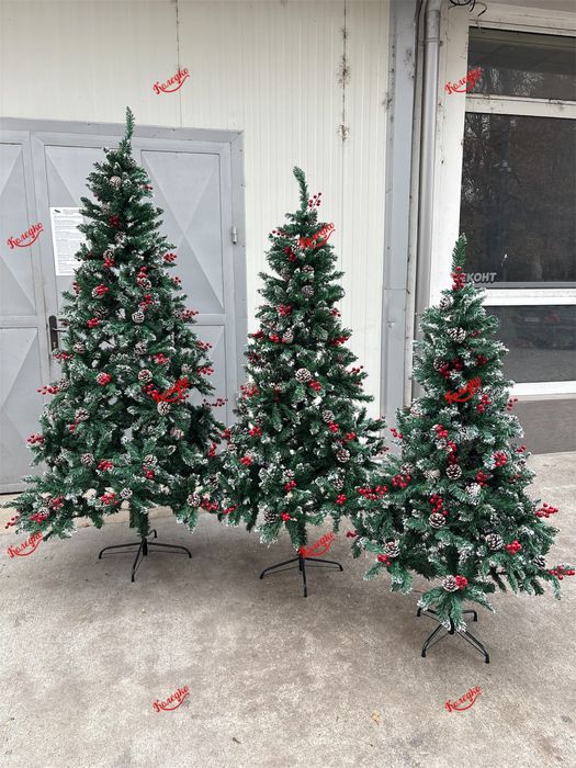 Коледна елха PARIS с шишарки и глог