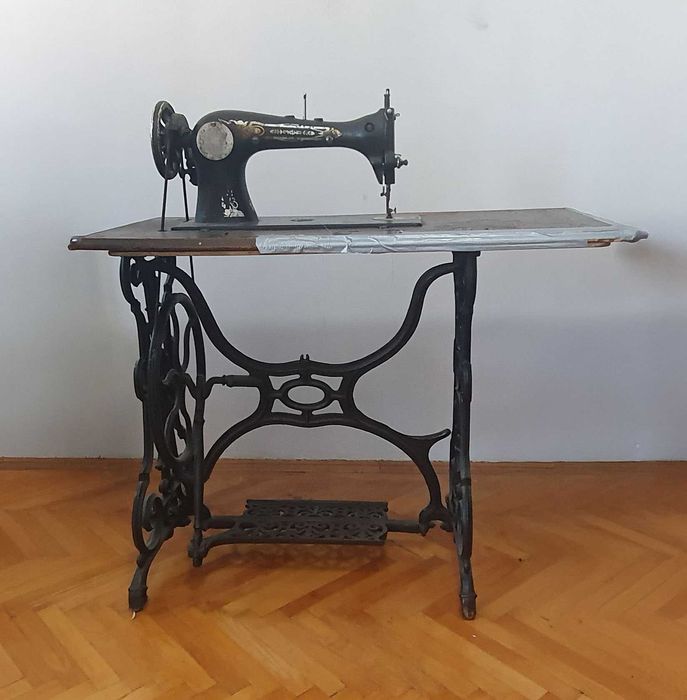 Masina de Cusut Vintage cu Masa de Lemn, Cadru de Fonta si Pedala