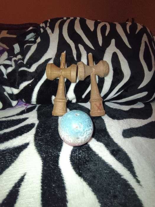 Vând kendama are starea foarte bună