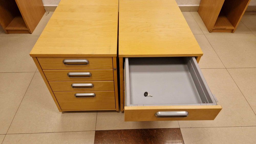 Comoda din lemn cu 4 sertare pentru birou