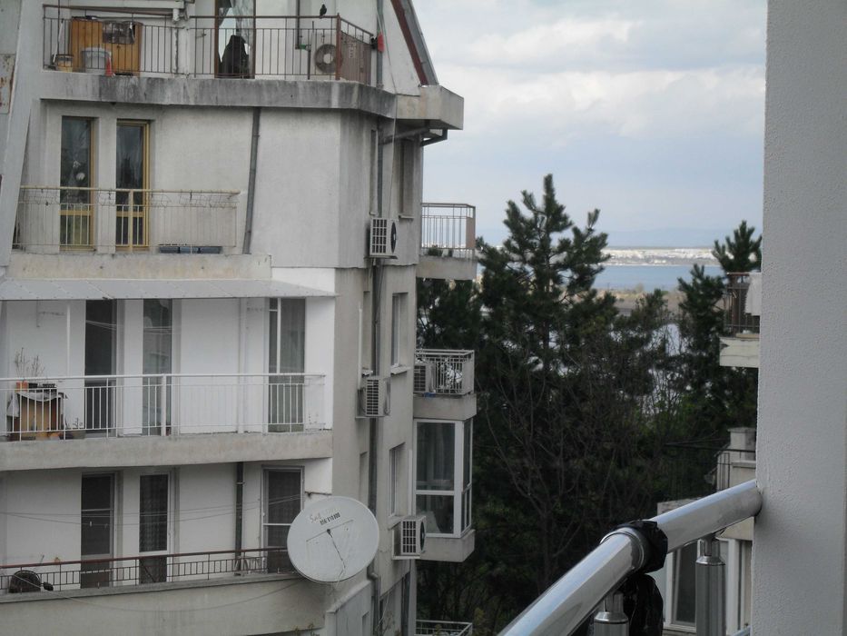 Апартамент Makена  до морската градина в Бургас с гараж и изглед море.