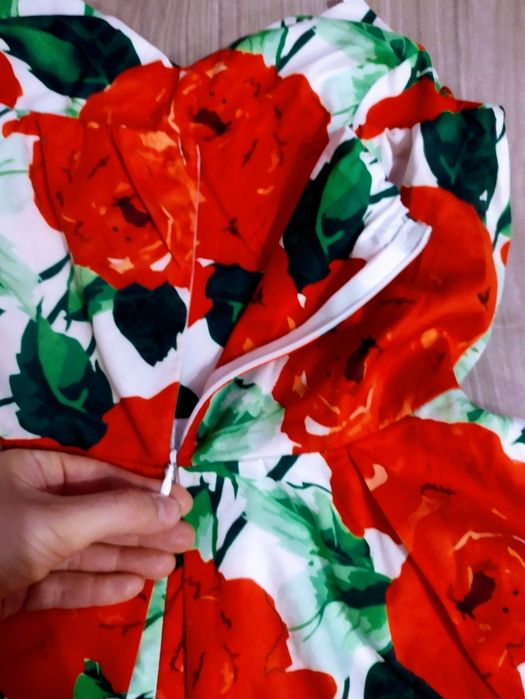 Дамска рокля с рози