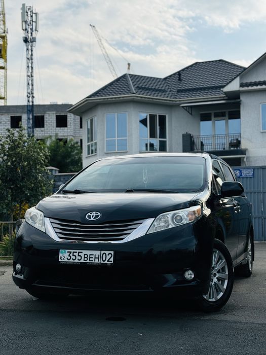 Тайота Сиенна 2017 года