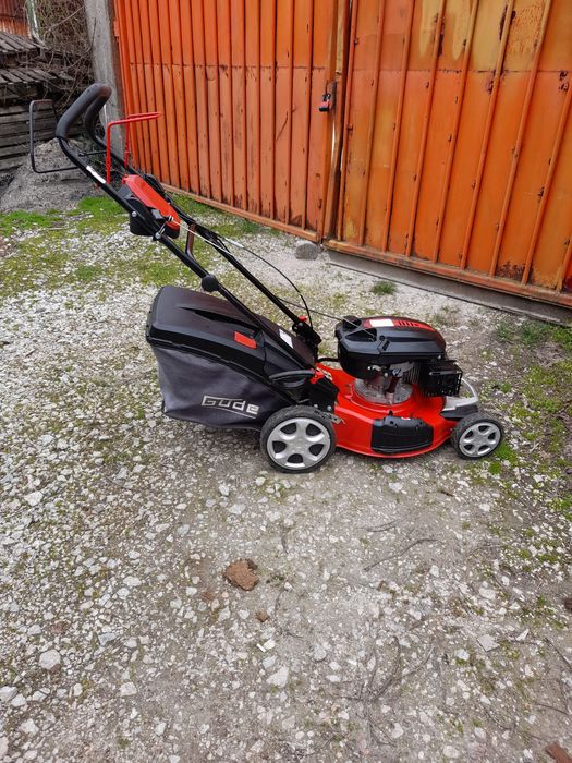 Бензинова самоходна косачка