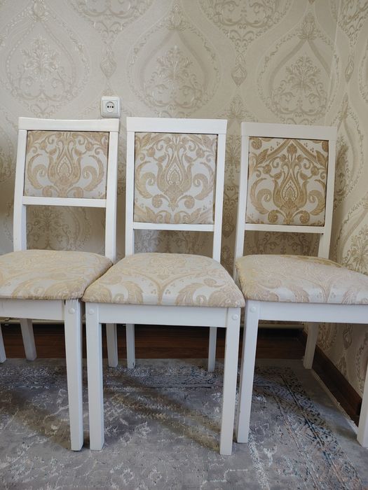 Стол и стулья хорошего качества