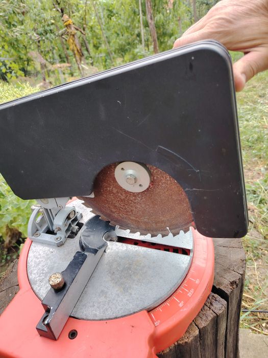 Mașină de tăiat parchet și lambriuri cu tăiere până la 45°iuri cu deschidere de 45°
