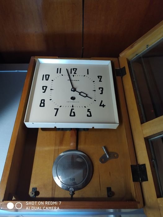 Механичен стенен часовник с махало