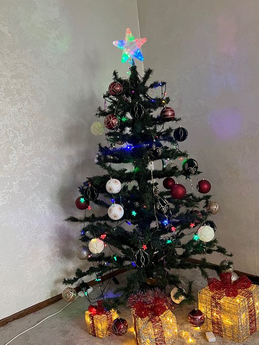 Продам свою новогоднюю ёлку (со звездой) 180 м