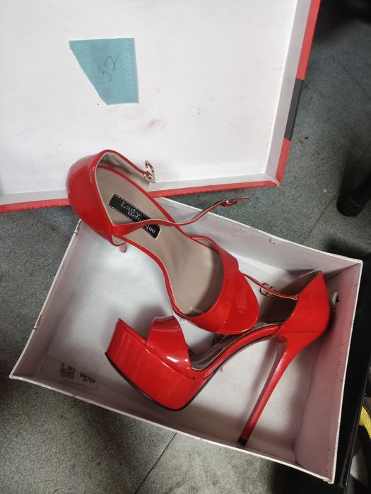 Босоножки новые на шпильке