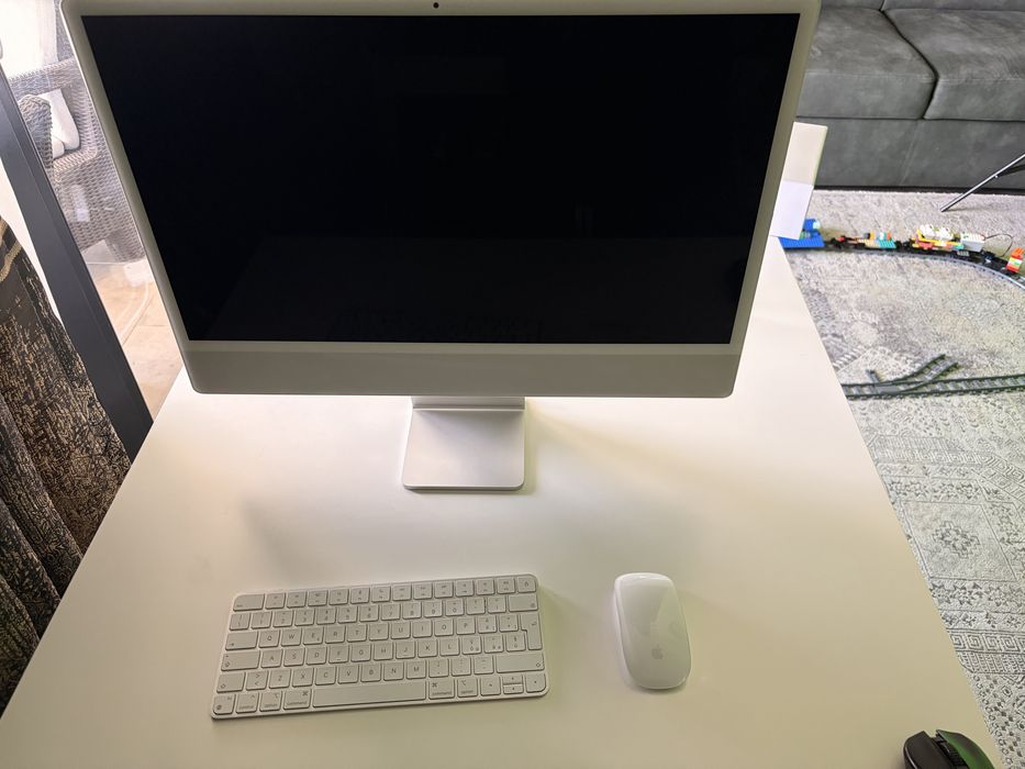 Apple iMac 24" (2021), Chip M1, 8GB — Stare foarte bună, cu tastatură și mouse originale