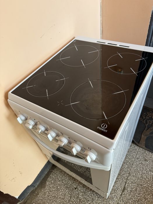 Стъклокерамична готварска печка Indesit K3C51(W)