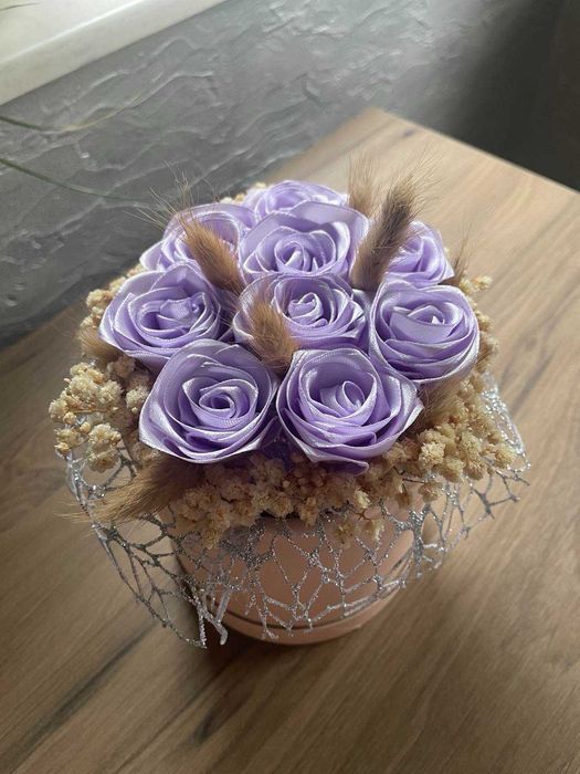 Ръчно изработени букети от сатенени панделки и восък.