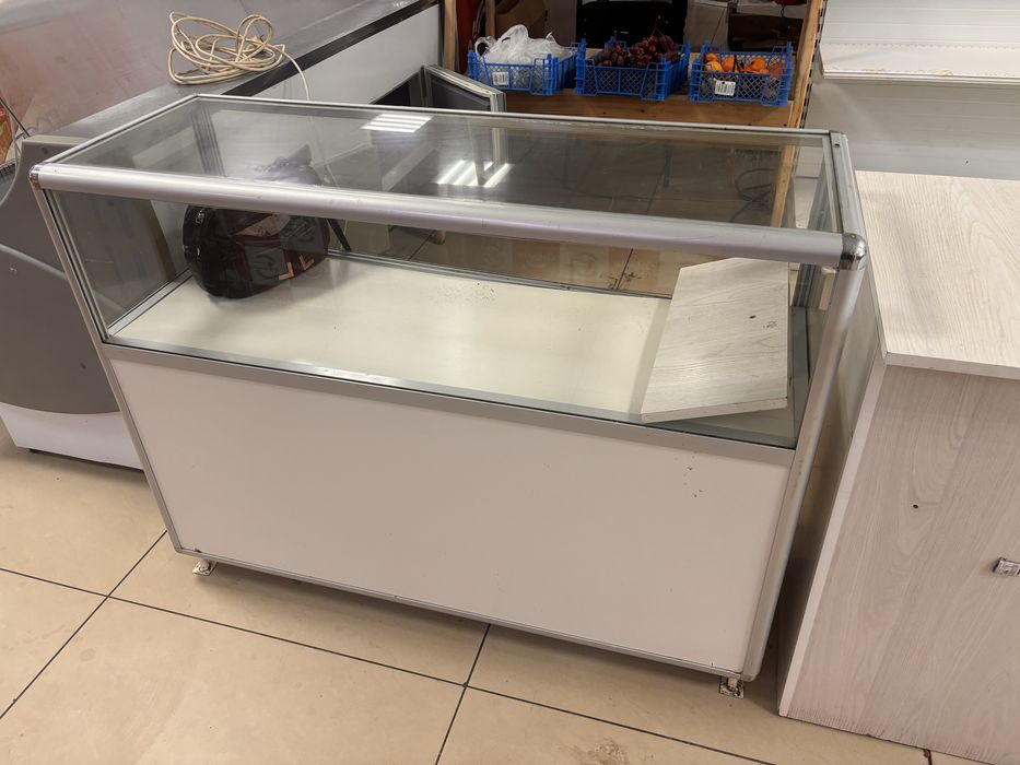 Продам Витринный холодильник и Полки