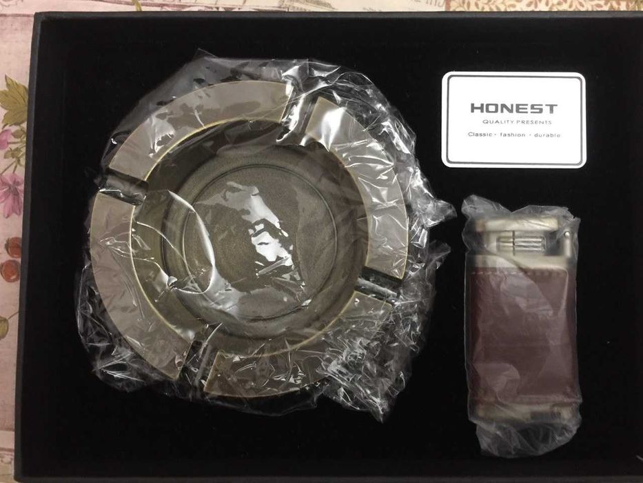 Набор состоящий из зажигалки и пепельницы HONEST.
