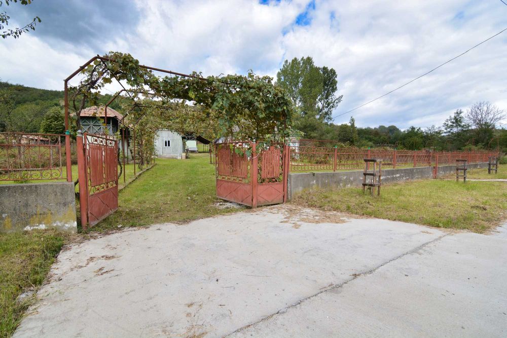 Casa cu teren 2403 m2 sat Tepsenari comuna Milcoiu Valcea