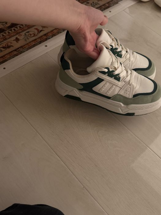 Продам кроссовки