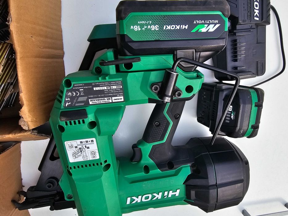 Masina Pistol ciocan batut cuie set complet Hikoki nr 1890DCA model recent