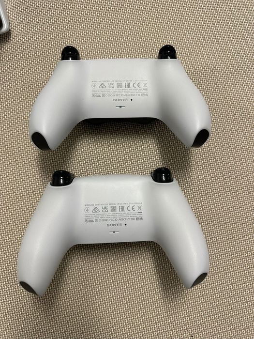 PlayStation 5 Disc Edition + 2 controllere