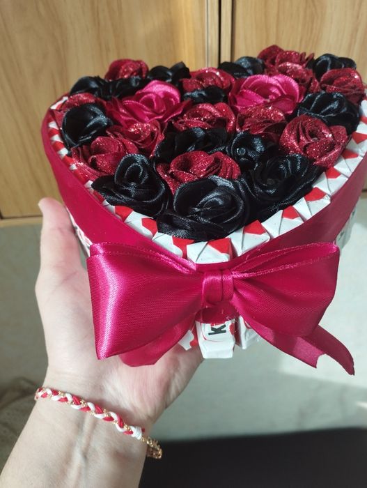 Уникален букет с бейби рози от сатенена панделка