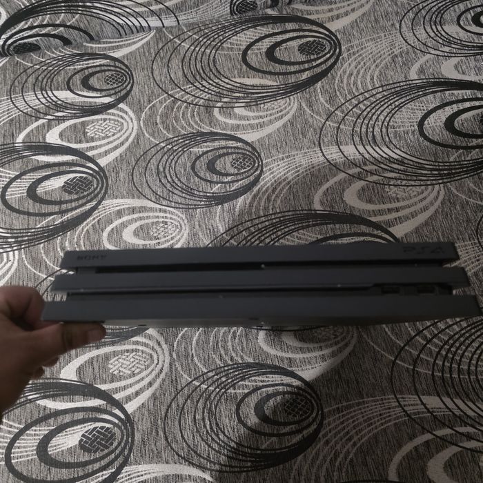 Consola Ps4 pro 1 tb+ 4 jocuri