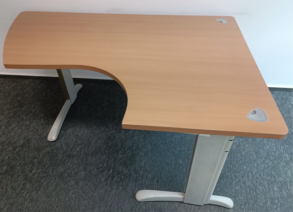 7 Buc. Birou de Colț Steelcase 170X120 cm; Masă cu Structură Metalică