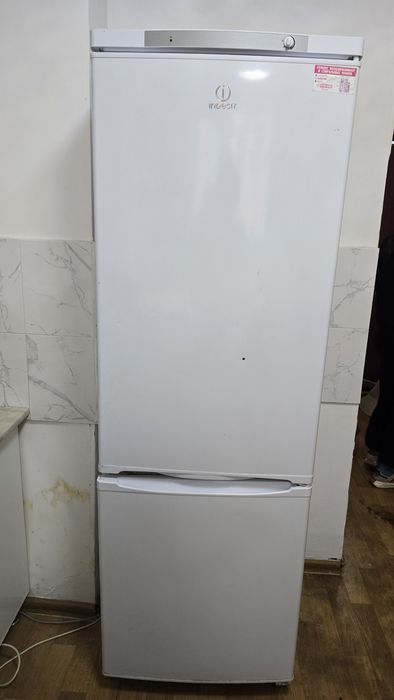 Холодильник  indesit
