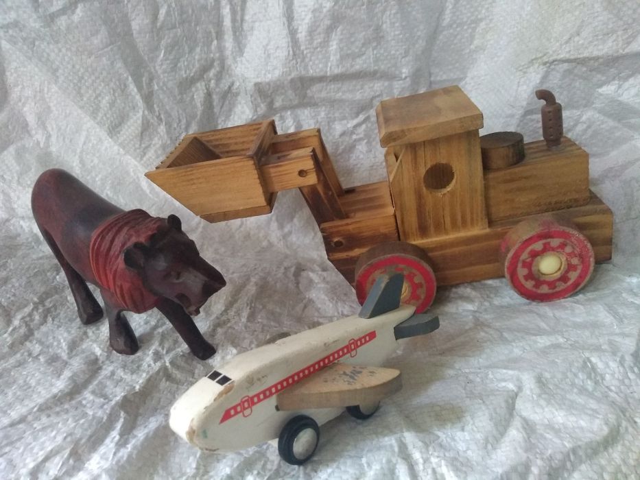 Лот дървени фигурки . Цената е за всички.