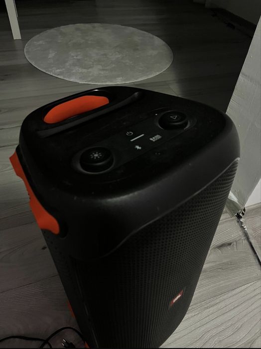 Vând JBL PartyBox 110, în stare foarte bună, perfect funcțională.