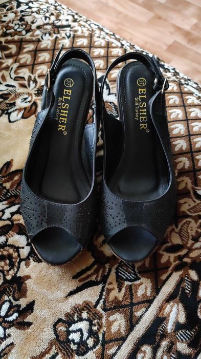 Продаю новые босоножки