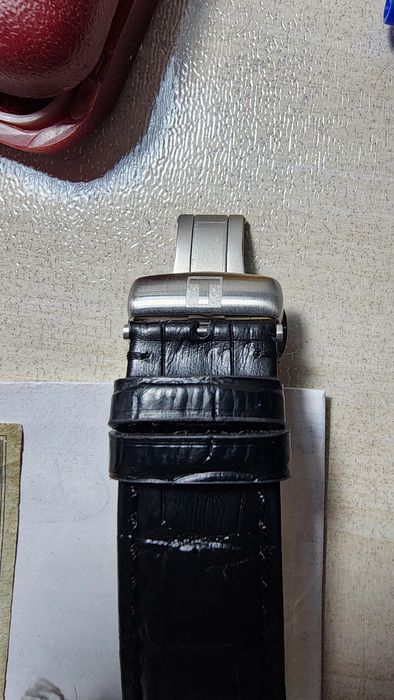 Новый Tissot редкой формы.швецарские.оригинал.