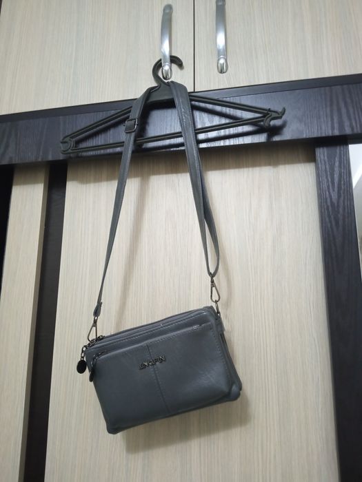 Электрическая мясорубка, состояние хорошее, женская маленькая сумочка,