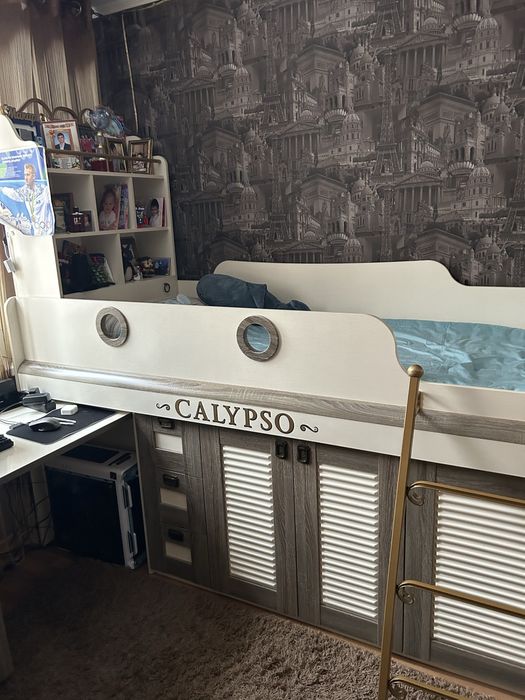 Продам кровать со столом