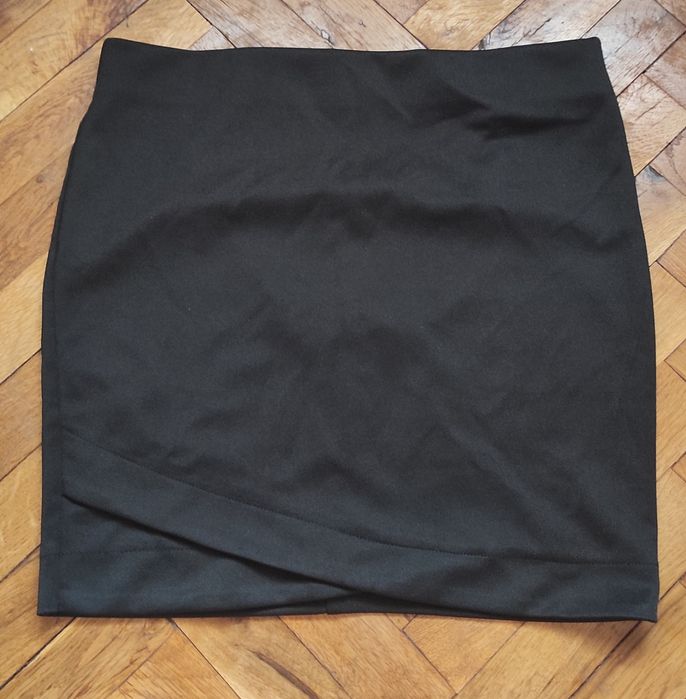 Къса черна пола по тялото