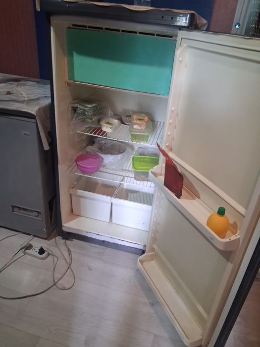 Продам отличныи холодильник таета